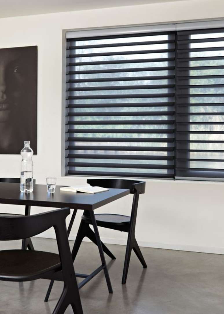 16. Janela com persiana preta na sala de jantar – Foto Luxaflex