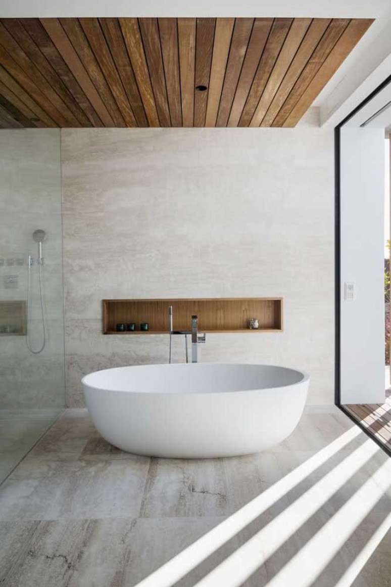 25. Decoração clean para banheiro grande com banheira de imersão e teto de madeira – Foto: Houzz
