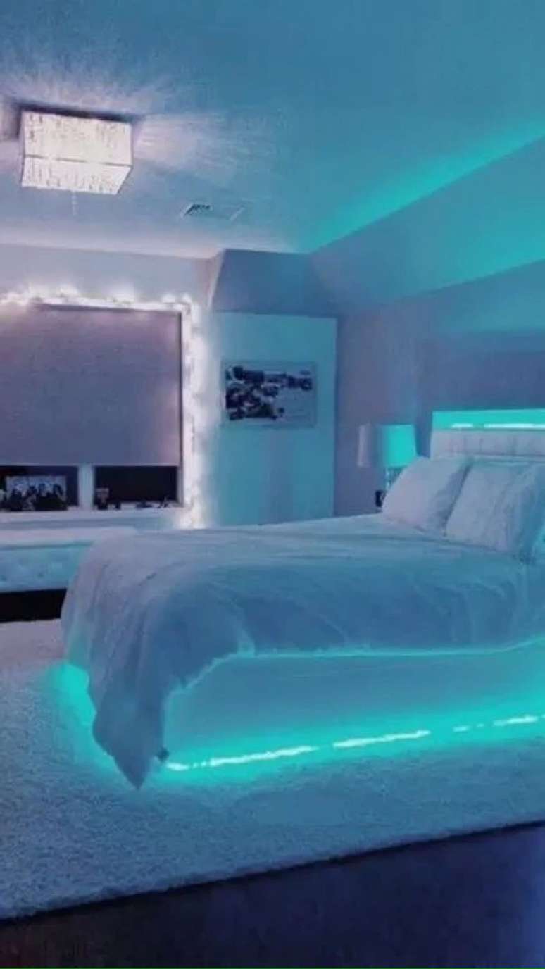 24. Quarto com luz neon embaixo da cama e na cabeceira – Foto Vsco