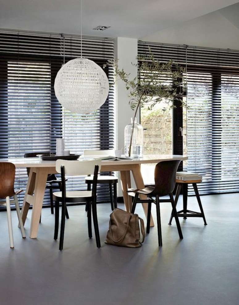 18. Sala de jantar com persiana preta e móveis de madeira modernos – Foto Pinterest