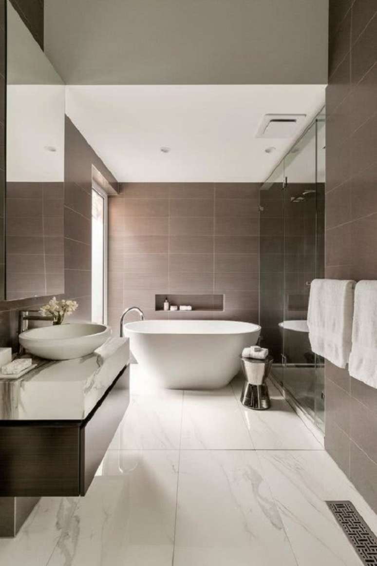 28. Decoração de banheiro grande com banheira de imersão e bancada de mármore – Foto: Home & Deco
