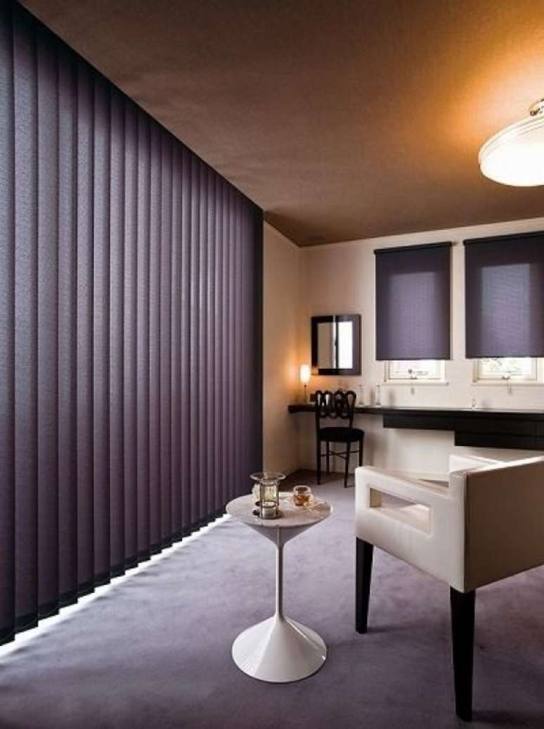5. Sala com cortina persiana preta – Foto Ameblo