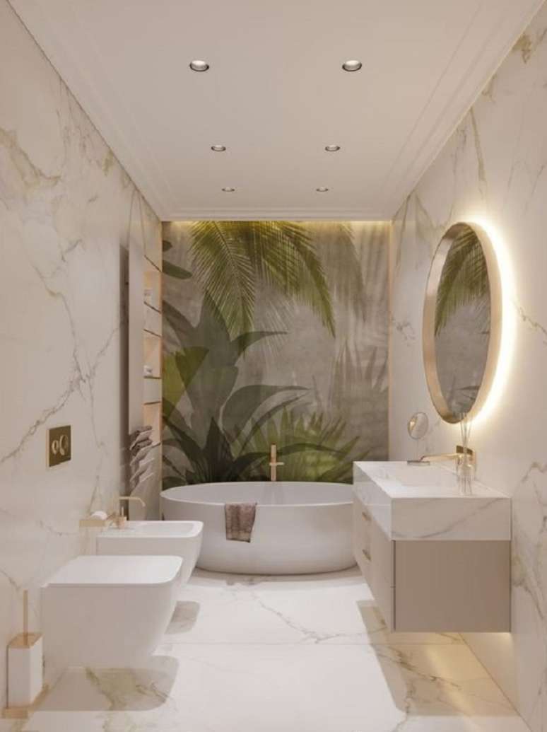 33. Decoração de banheiro grande com paredes de mármore e espelho redondo – Foto: Pinterest
