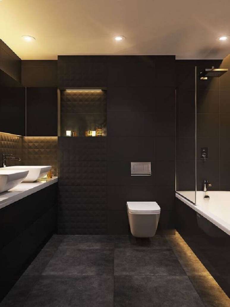 59. Revestimento preto fosco para decoração de banheiro grande moderno – Foto: Pinterest