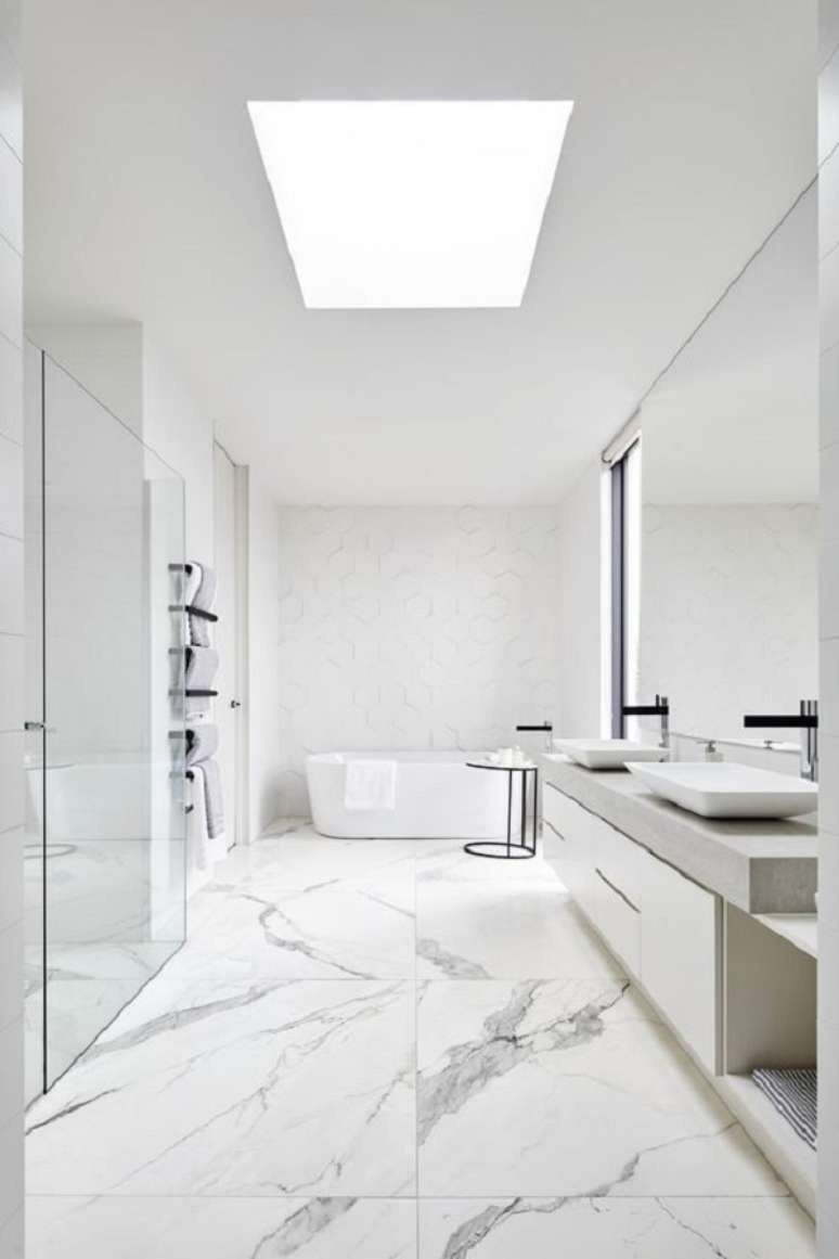 44. Decoração minimalista para banheiro grande moderno todo branco com piso de mármore – Foto: Framed & Matted