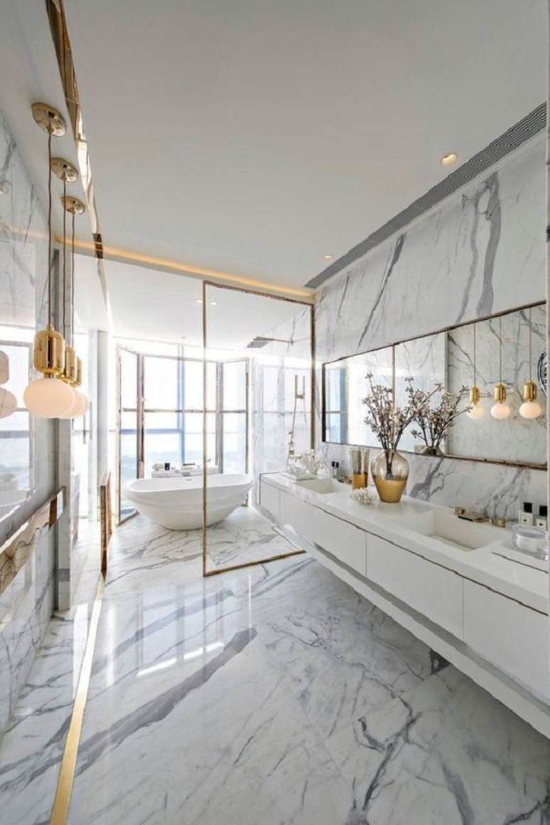 7. Invista no mármore como revestimento de banheiro de luxo grande – Foto: Behance