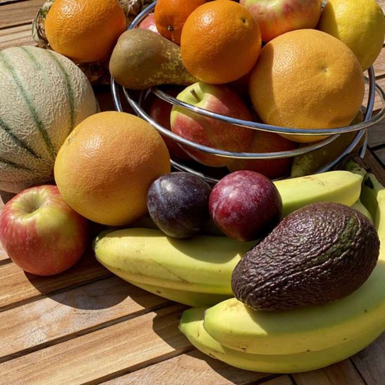 Quais alimentos promovem um bom sono? Abacates e bananas são bons, mas não é aconselhável consumir frutas cítricas como laranjas antes de dormir