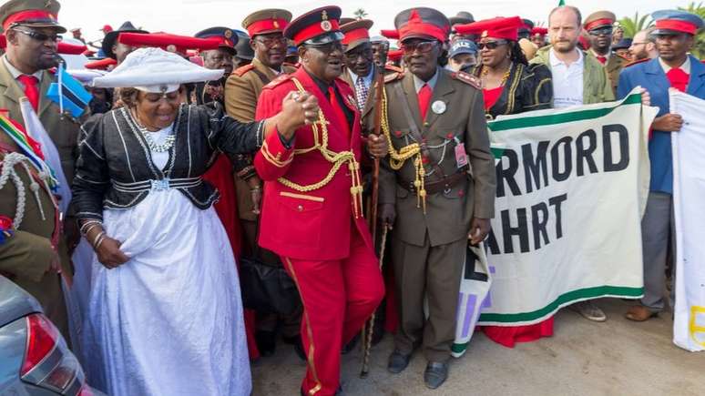 Morte do influente líder Vekuii Rukoro (centro da foto) levou parte da população namíbia a levar covid-19 mais a sério