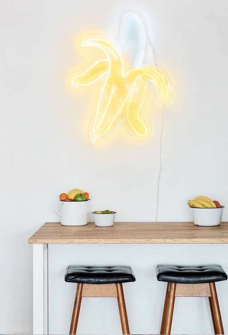 21. Mesa de cozinha decoração com iluminação neon – Foto Pinterest