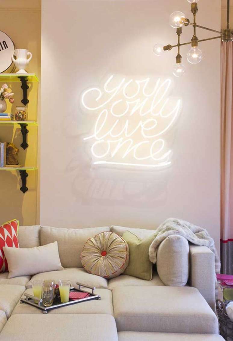 42. Sala de estar clean com letreiro de luz neon – Foto Pinterest
