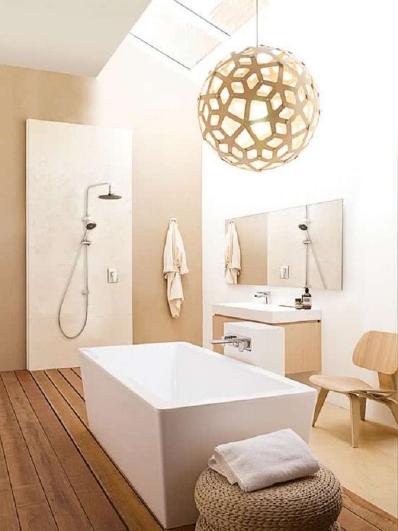 41. Luminária grande para decoração de banheiro grande minimalista – Foto: Architecture Art Designs