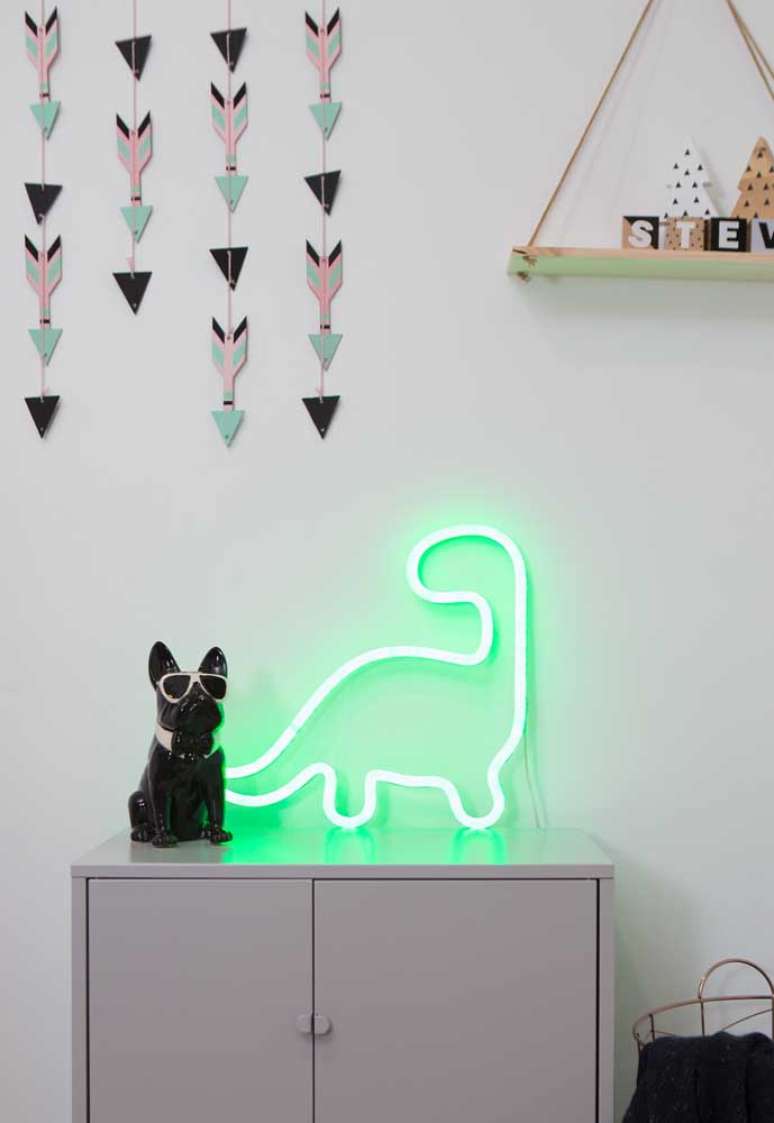 60. Decoração com luz neon verde em formato de dinossauro – Foto Pinterest