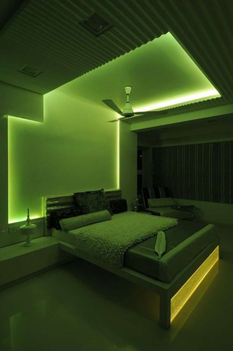 28. Quarto com luz neon verde – Foto Perfect Holiday