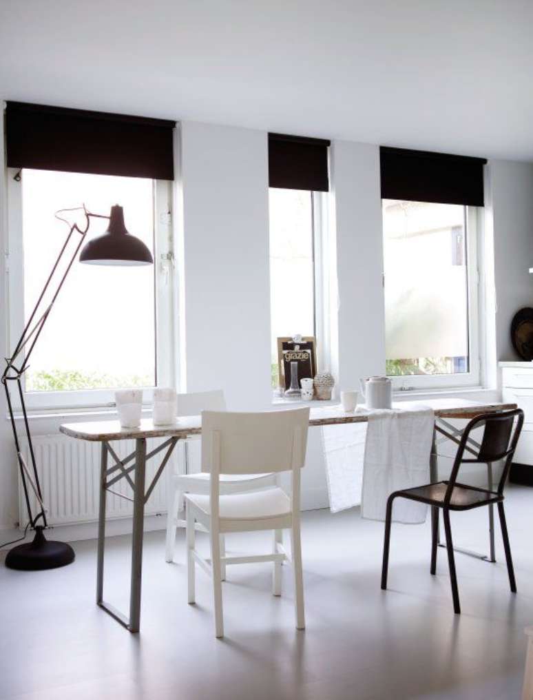 4. Sala de jantar com persiana preta – Foto Stylizimo