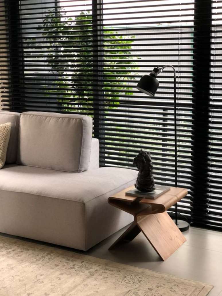 41. Persiana preta para sala de estar com sofá bege – Foto Hunter Douglas