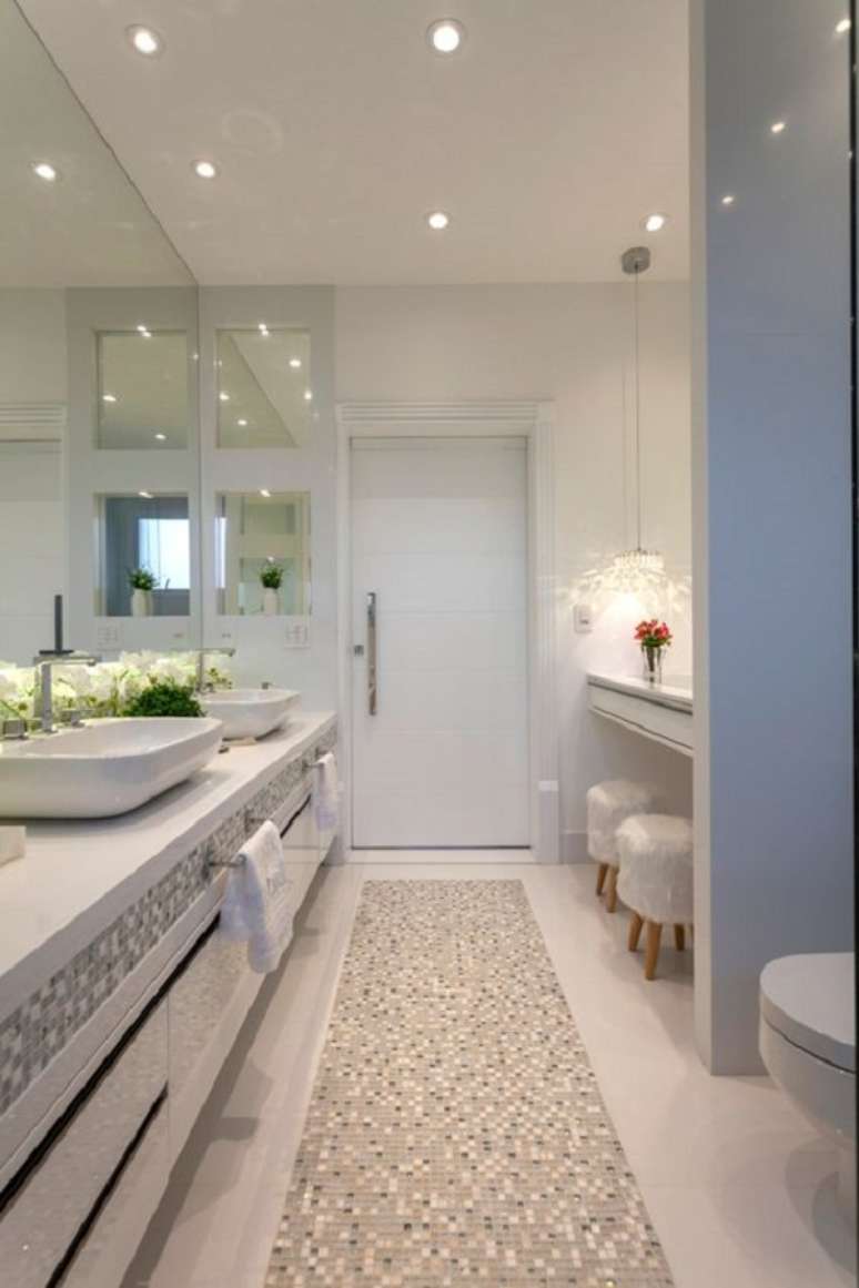 5. Decoração clean com armário de banheiro grande planejado – Foto: Homify
