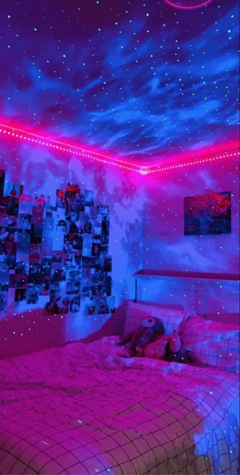 64. Decoração de quarto com luz neon no teto – Foto Pinterest