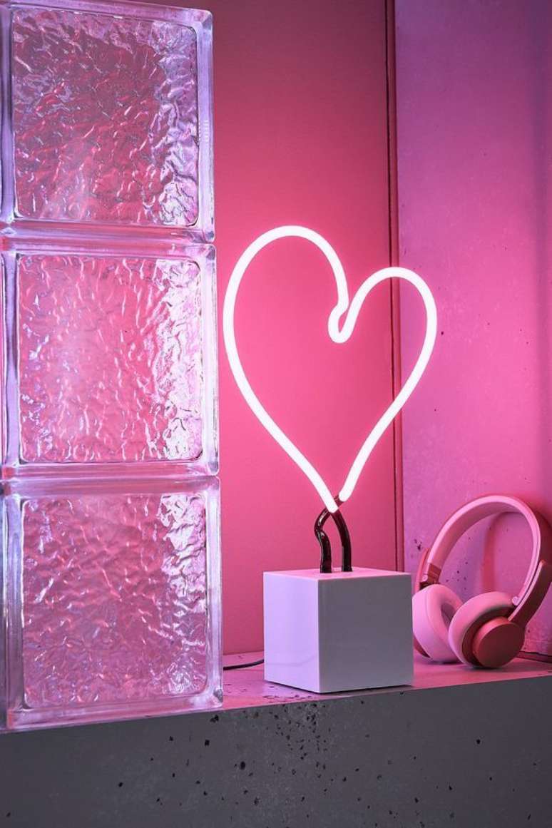 10. Luminária luz neon na sala de estar – Foto LadyBoss