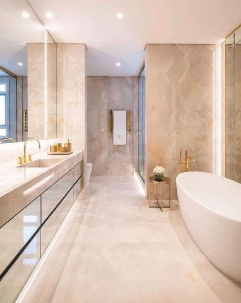 13. O mármore nas paredes garante um ar super sofisticado ao banheiro de luxo grande – Foto: Decor Salteado