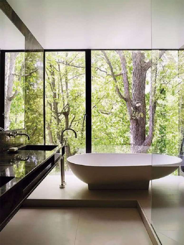 11. Balcão preto para decoração de banheiro grande com banheira moderno – Foto: Behance