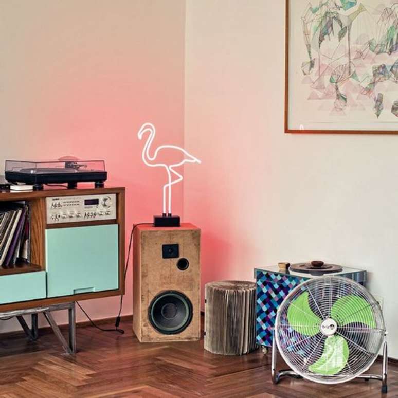 58. Decora&ccedil;&atilde;o com luz neon em formato de flamingo &ndash; Foto Follow the Colours