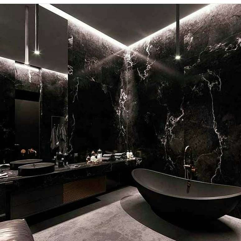 37. Invista no mármore preto para a decoração de banheiro grande moderno de luxo – Foto: Pinterest