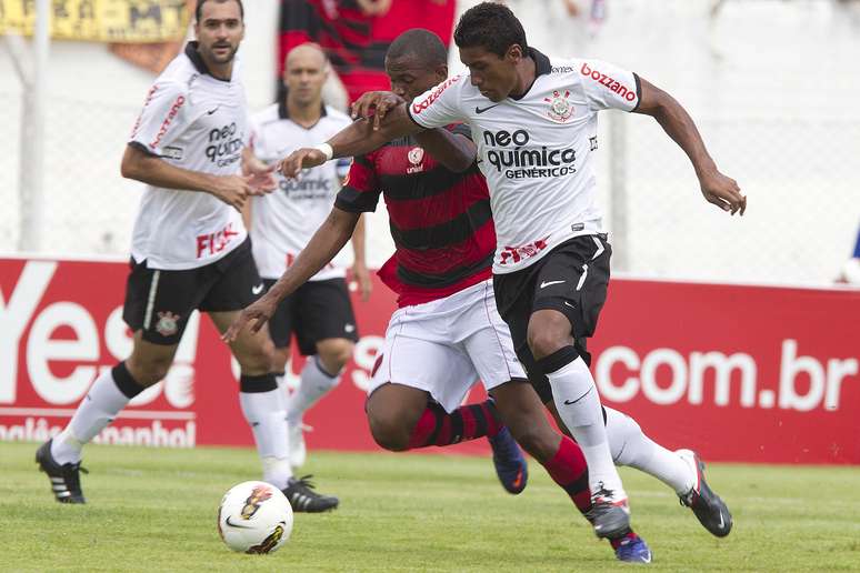 Paulinho ainda não sabe se vai voltar ao Corinthians Daniel Augusto Jr/Corinthians