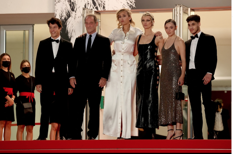 Equipe de "Titane" na première do filme em Cannes 
