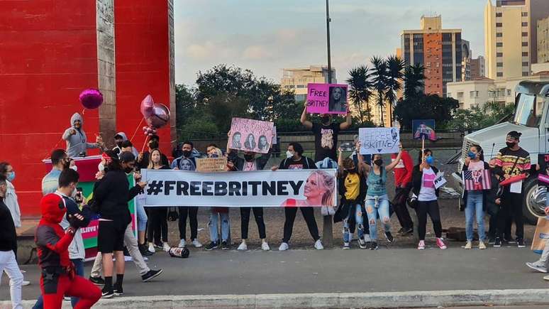 Cerca de 30 fãs foram à avenida Paulista em julho exigir a liberdade de Britney