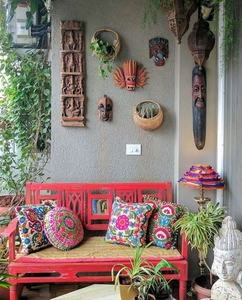 58. Banco de jardim coral com almofadas coloridas – Foto Ariyona Interior