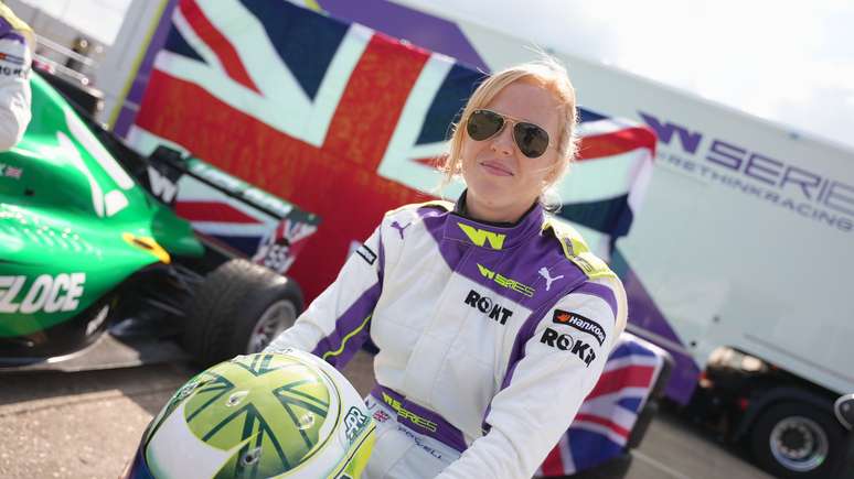 Alice Powell é pole em Silverstone 