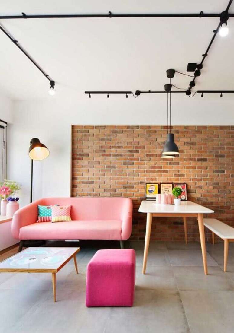 10. Os p&eacute;s palito d&atilde;o o toque retr&ocirc; para o sof&aacute; rosa &ndash; Foto: Architecture Art Designs