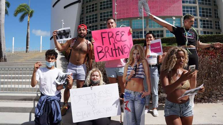 Protestos pedindo Free Britney acontecem com frequência em Los Angeles, mas também se espalharam por outras cidades, como Miami