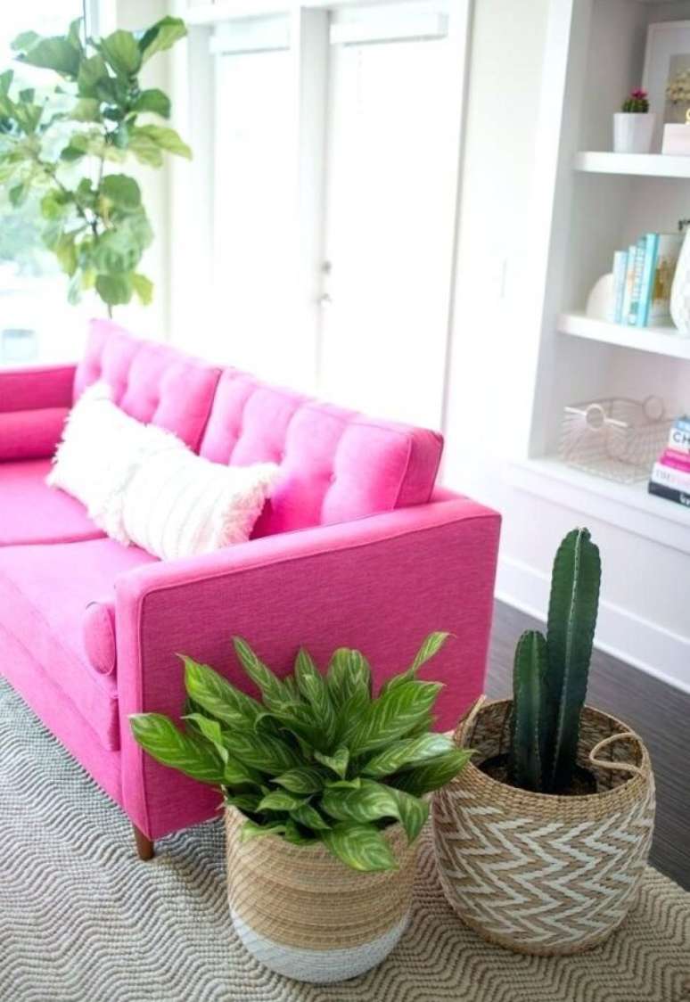 22. Sala de estar com sof&aacute; pink chama a aten&ccedil;&atilde;o e se destaca no ambiente. Fonte: Pinterest