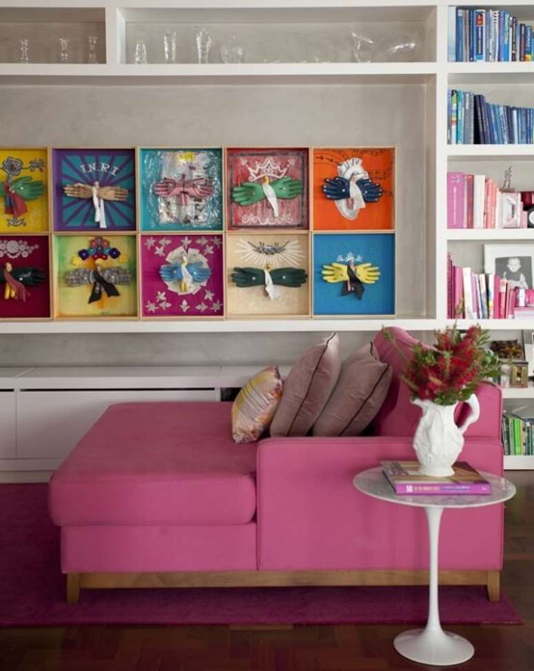 55. O sof&aacute; rosa complementa a decora&ccedil;&atilde;o dessa sala de estar colorida. Fonte: Blog A Predial