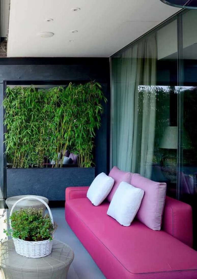 63. Varanda moderna decorada com sof&aacute; rosa pink &ndash; Foto: Casa de Valentina