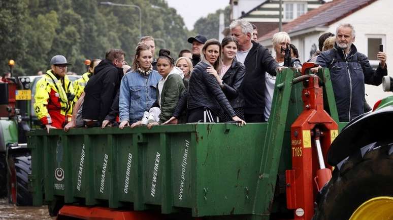 Bombeiros ajudaram a evacuar várias pessoas no sul de Limburgo, na Holanda