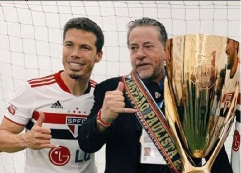 Júlio Casares homenageou Hernanes nesta sexta-feira em tom de despedida (Foto: Reprodução/Instagram)