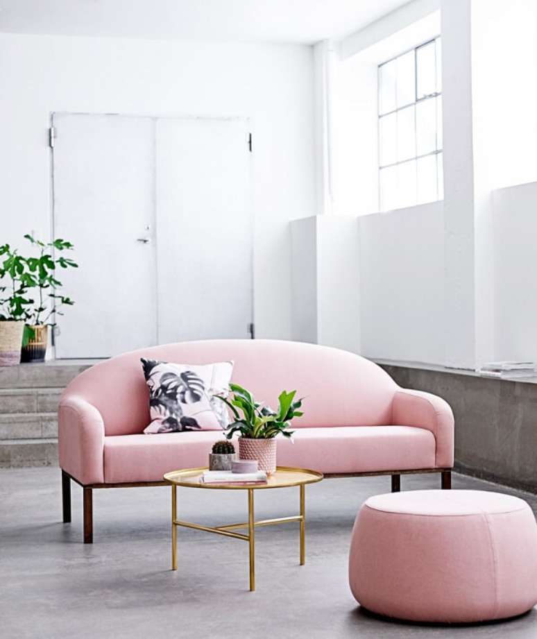 26. Sof&aacute; rosa claro complementa a decora&ccedil;&atilde;o minimalista deste espa&ccedil;o. Fonte: Pinterest