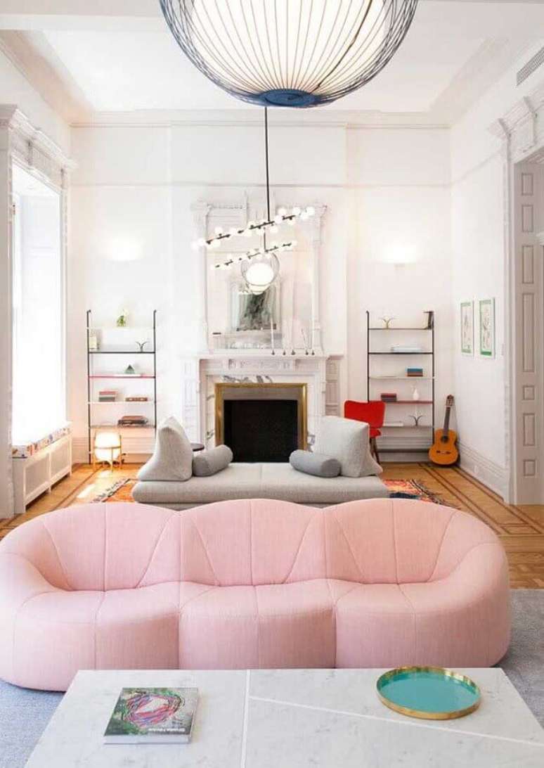 56. Decora&ccedil;&atilde;o clean para sala com lareira e sof&aacute; rosa beb&ecirc; moderno &ndash; Foto: Architecture Art Designs