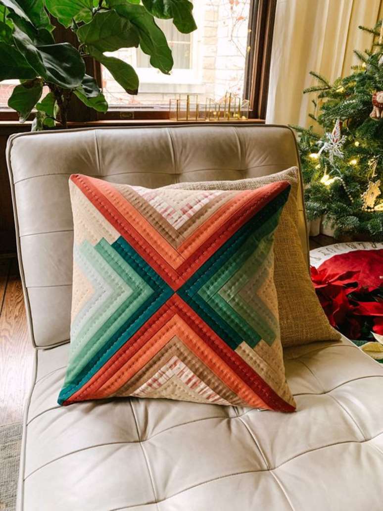 22. Almofada com retalho de tecido colorido &ndash; Foto Suzy Quilts