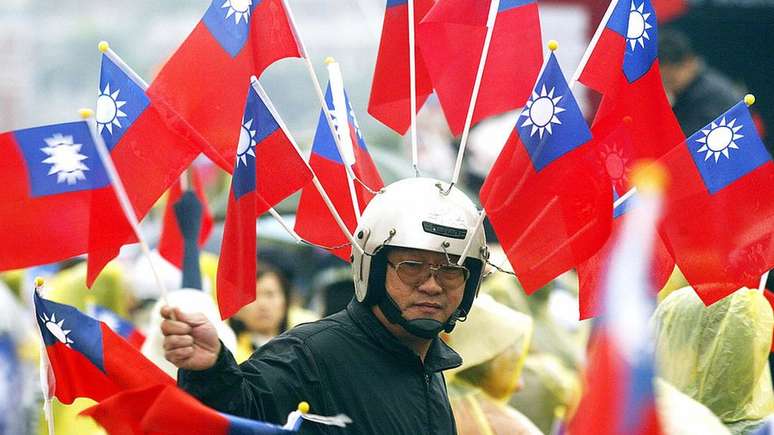 Homem com bandeiras de Taiwan