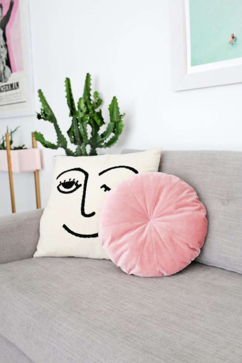 27. Almofada redonda rosa no sofá cinza – Foto Livingly