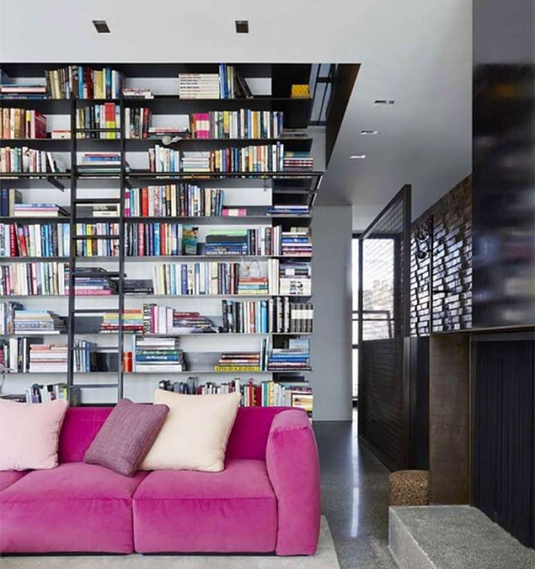 52. Sof&aacute; rosa pink traz vida e cor ao ambiente. Fonte: My Life Style