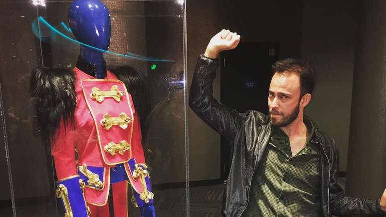 Alan Mangabeira, fã de Britney desde os 11 anos e autor de doutorado sobre seu fandom, com os figurinos da cantora na exposição do show Piece of Me, em Las Vegas