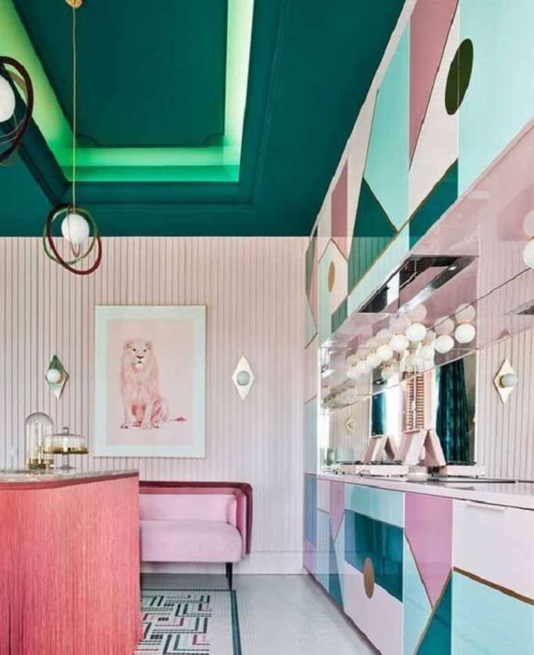 36. Sof&aacute; rosa claro de veludo e piso com pastilhas. Fonte: Revista Viva Decora