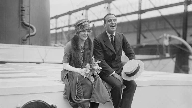 Retratados aqui em sua lua de mel, o casal da era do cinema mudo, Mary Pickford e Douglas Fairbanks, era seguido pela imprensa em todos os lugares