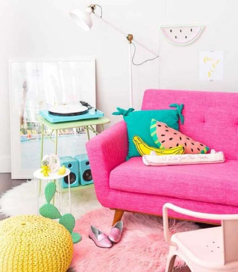 41. Almofadas divertidas complementam a decora&ccedil;&atilde;o da sala de estar com sof&aacute; rosa. Fonte: Pinterest