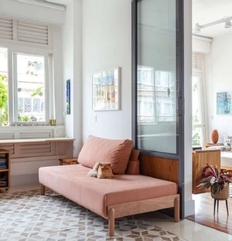 11. Sof&aacute; cama rosa e tapete estampado. Fonte: Revista Viva Decora