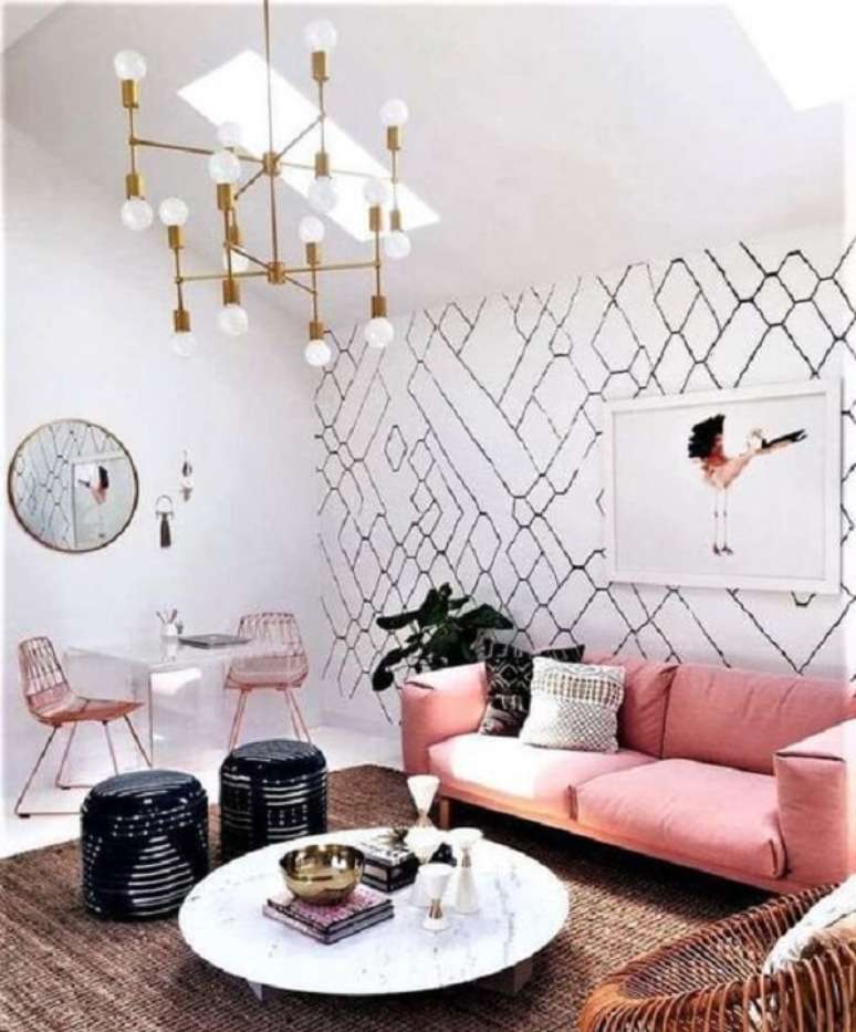 17. Sala de estar com lumin&aacute;ria criativa e sof&aacute; rosa. Fonte: Pinterest